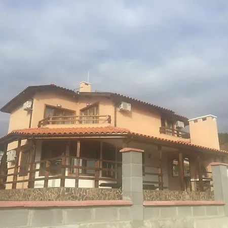 Madara Houses בית נופש *